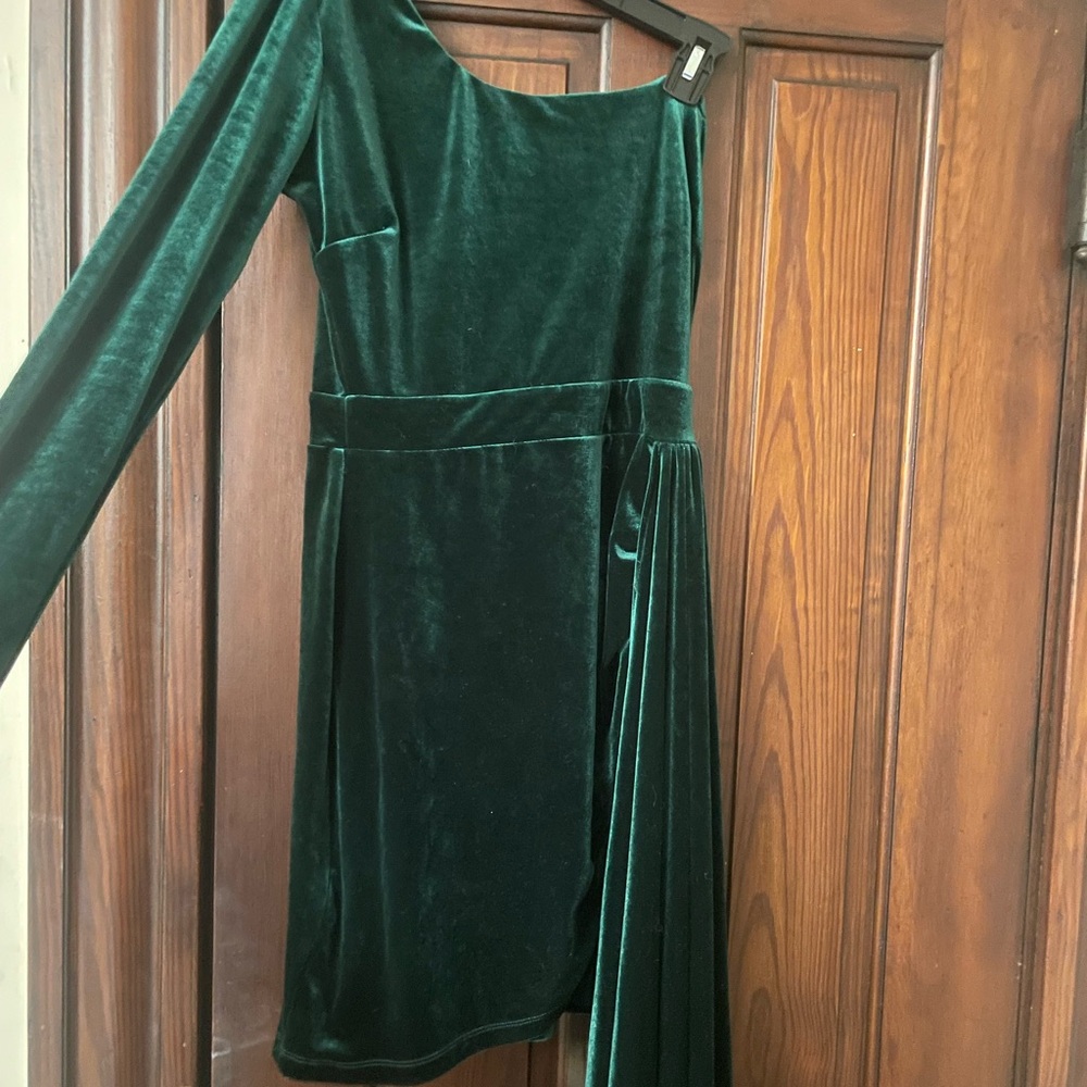 Crushed velvet green dress w/ side train. Perfect for a Christmas Eve event!